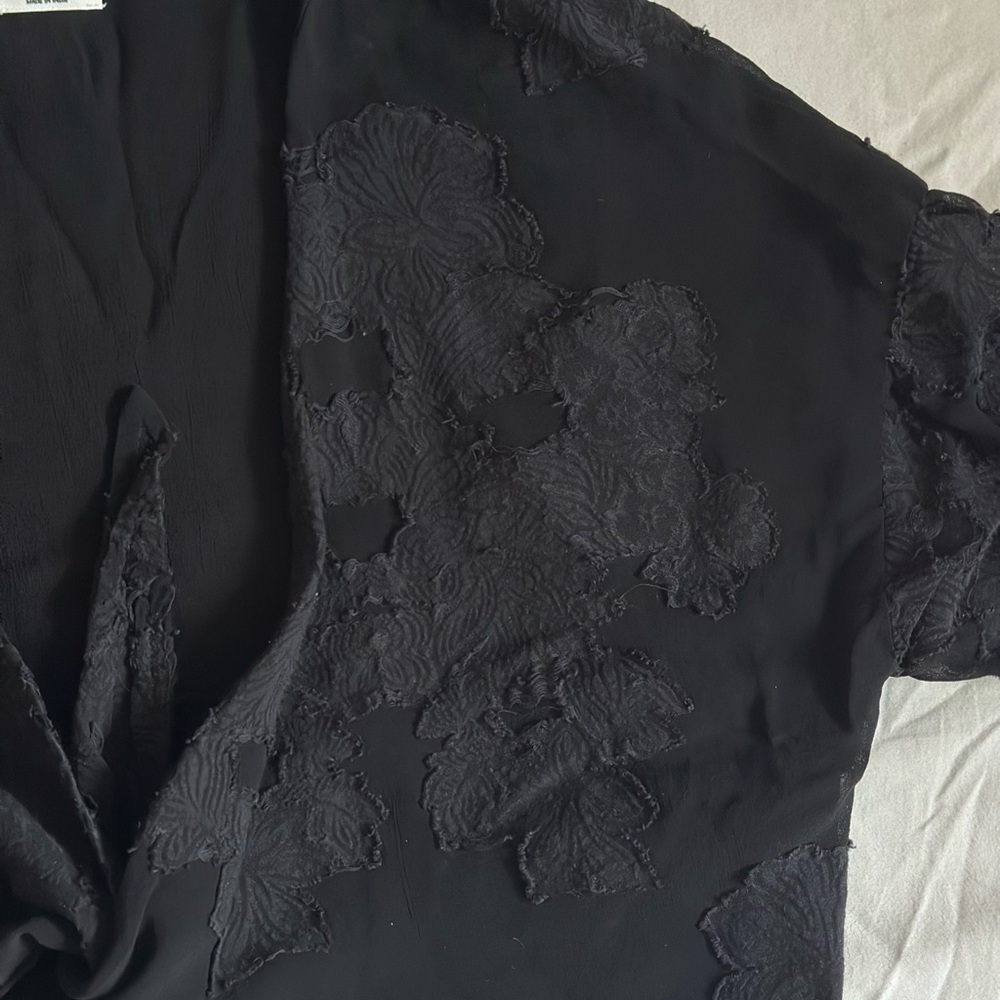 Wilfred “Raissa Blouse” with Floral Appliqué Details 🌸 - Picture 4 of 5